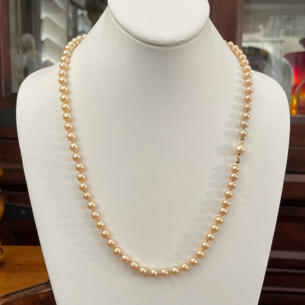 1980s hand knotted faux pearl necklace